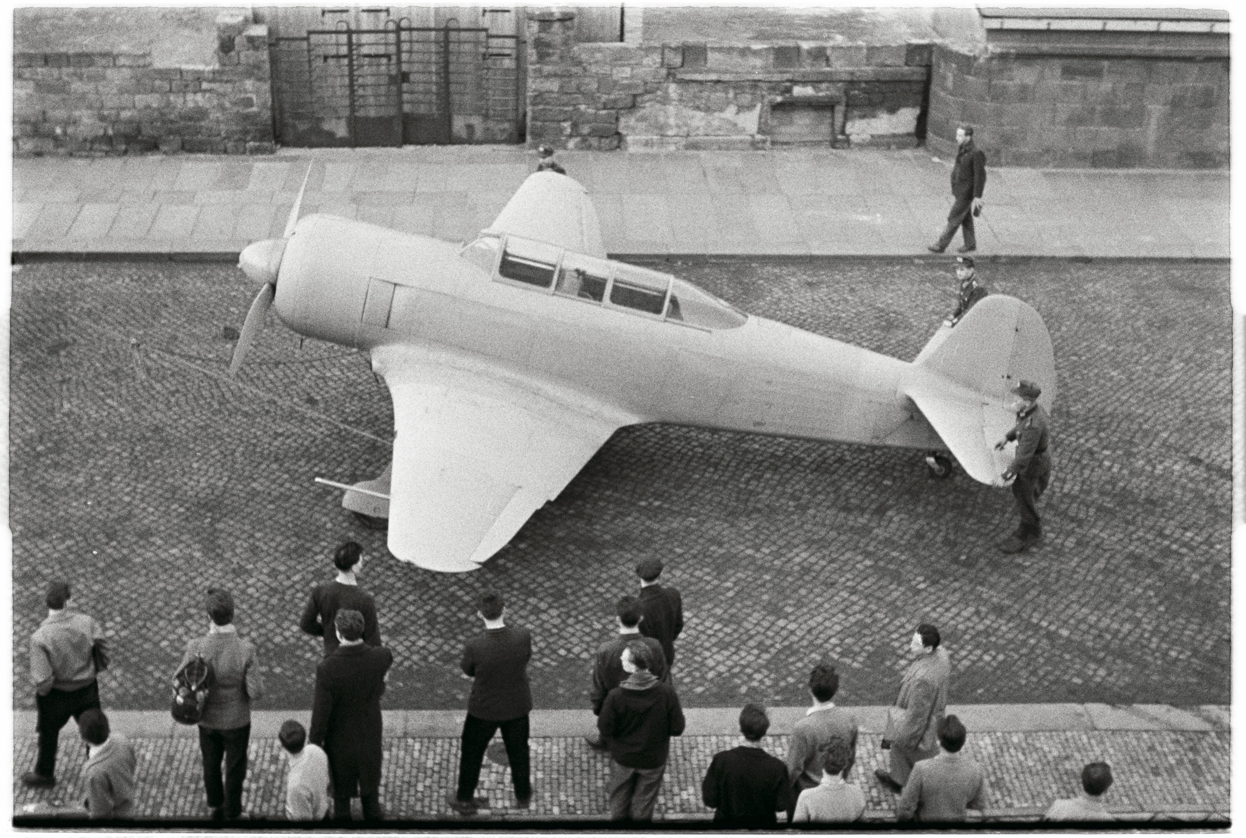 Historisches Flugzeug als Teil einer Ausstellung